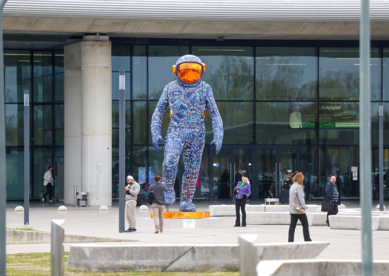 Skulptura od milijun dolara postavljena ispred zračne luke u Zagrebu
