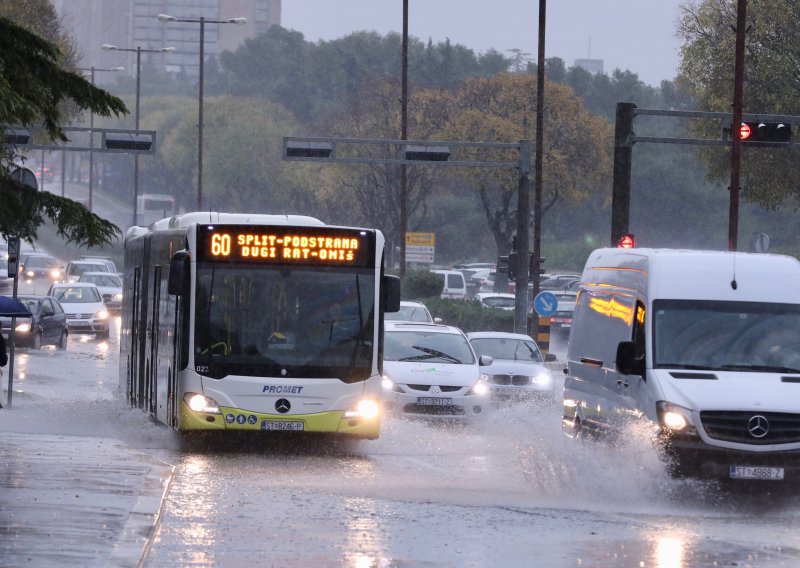 Snažno nevrijeme pogodilo Split i okolicu: Ceste ponovno plivaju