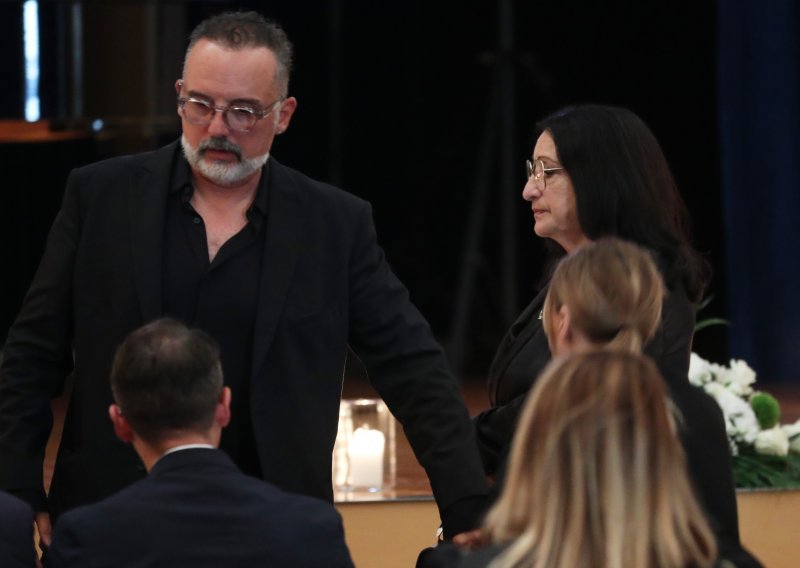 Suze, uspomene i pljesak za Mirka Cetinskog na komemoraciji u rodnom gradu