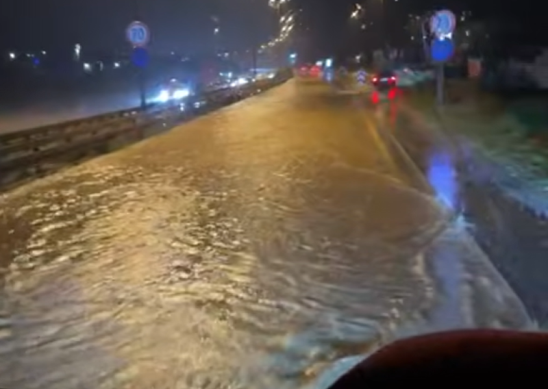 Nevrijeme potopilo Kaštela: Bujica na ulicama, voda u podrumima
