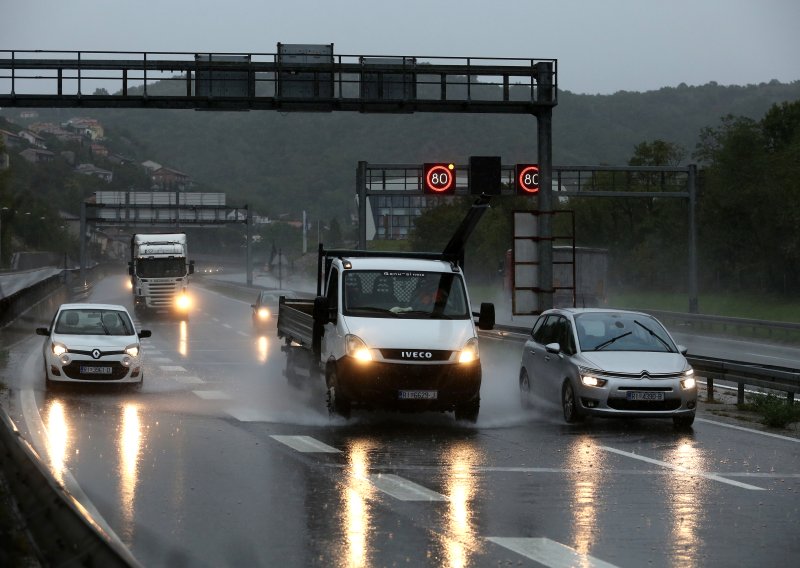HAK objavio upozorenje za vozače: Kilometarska kolona na A2 prema Zagrebu