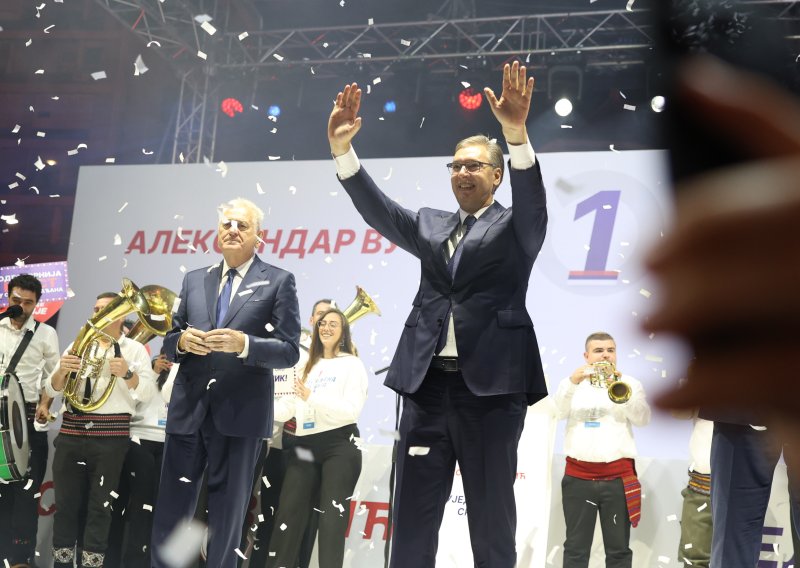 Iscurile šokantne poruke koje povezuju Vučića s mafijom. Letica: 'Sjetimo se Arkanovih Tigrova, Belih orlova...'