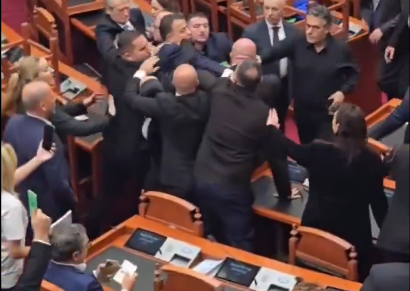 VIDEO Potpuni kaos u Albaniji: Prosvjedi traju već deset dana, sada je eskaliralo i u parlamentu