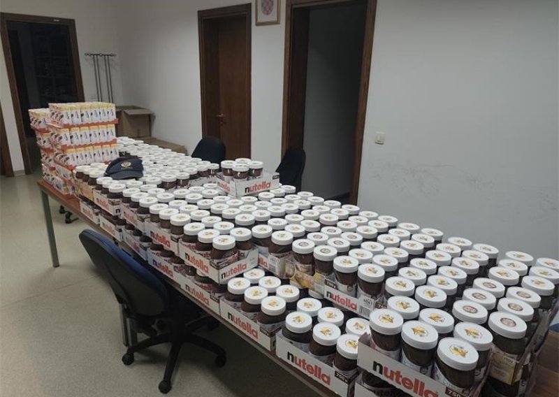 Veliki ulov carine na srpskoj granici: Vozaču pronašli 400 staklenki švercane Nutelle