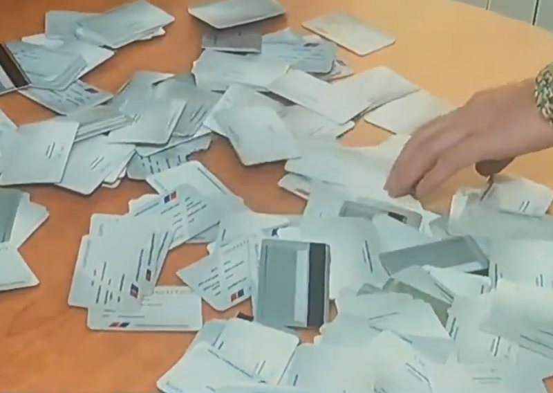 VIDEO Vučićevci masovno vraćaju stranačke iskaznice? 'Raspadaju se spektakularno'