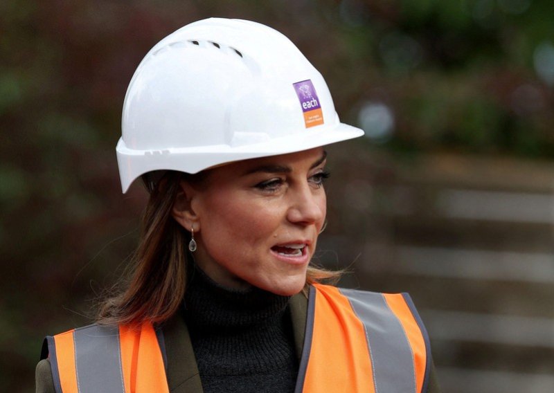 Zaštitna kaciga i odijelo s potpisom Victorije Beckham: Princeza Kate u posjetu dječjem hospiciju koji joj puno znači