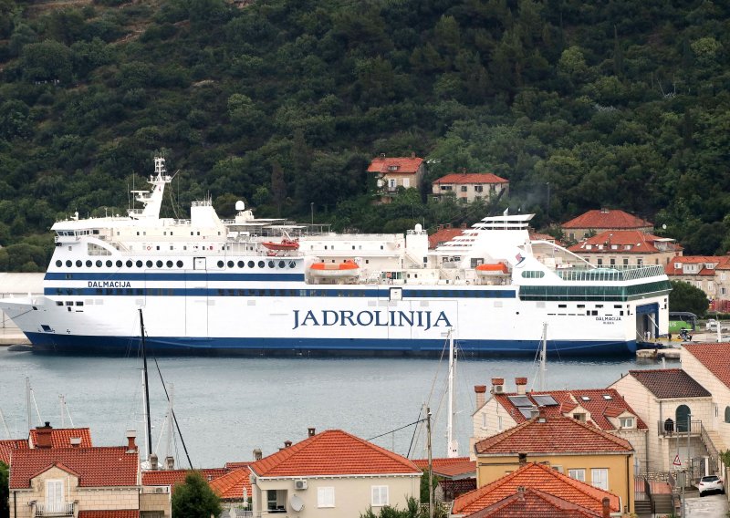 Tehnički problemi: Jadrolinijin trajekt Dalmacija neće ploviti do iduće godine