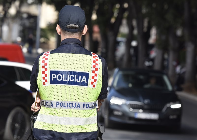 Tragedija u Sinju: Mlađi muškarac srušio se ispred ugostiteljskog objekta i preminuo