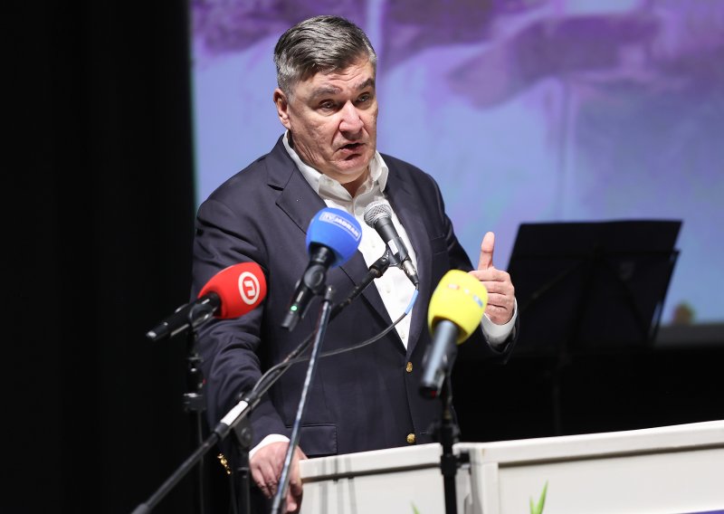Milanović: Hrvatska previše živi od turizma. Gradonačelnik Makarske mu zasvirao trubu