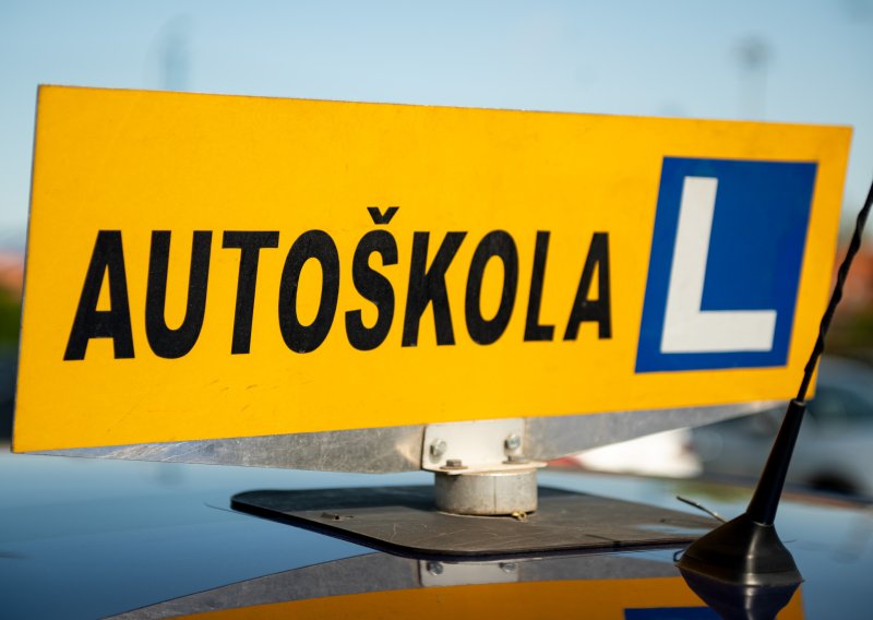 Polaznicu autoškole dirao i slao joj poruke: Umjesto zatvora dobio 660 sati rada za opće dobro