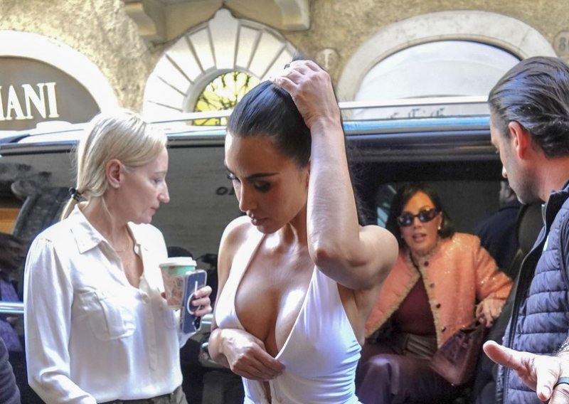 Kim Kardashian u bijeloj haljini bez grudnjaka: Jedva obuzdala dekolte koji je prijetio potpunim fijaskom