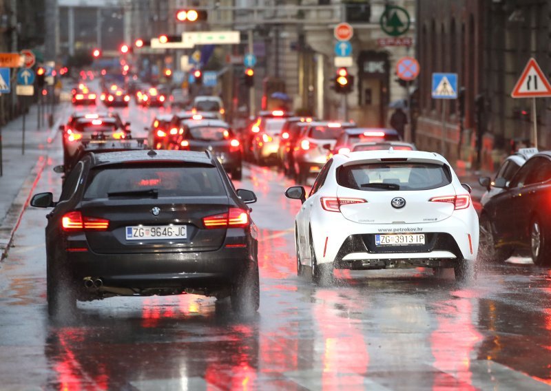 Izgleda bezazleno, ali cesta zbog ovoga može postati skliska poput leda: Vozači ga upravo sada imaju posvuda