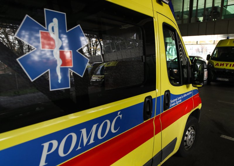 Krš i lom u Zagrebu: Pet osoba ozlijeđeno, automobil se prevrnuo na krov