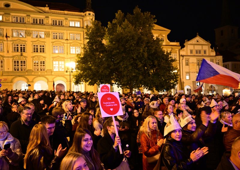 VIDEO U Češkoj usred noći prosvjedovali zbog financiranja javnih medija