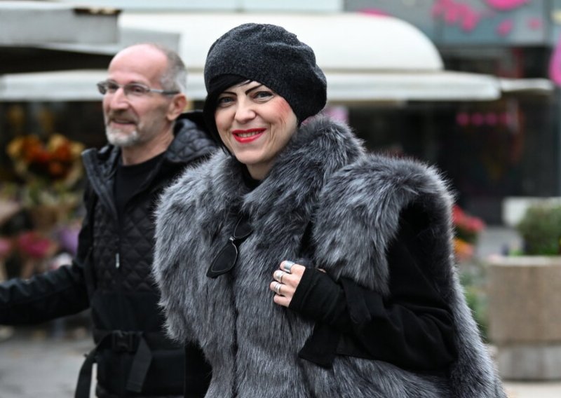 Mirela Holy na špici vjerna svom stilu: Prošetala u ekstravagantnom izdanju koje se ne viđa svaki dan