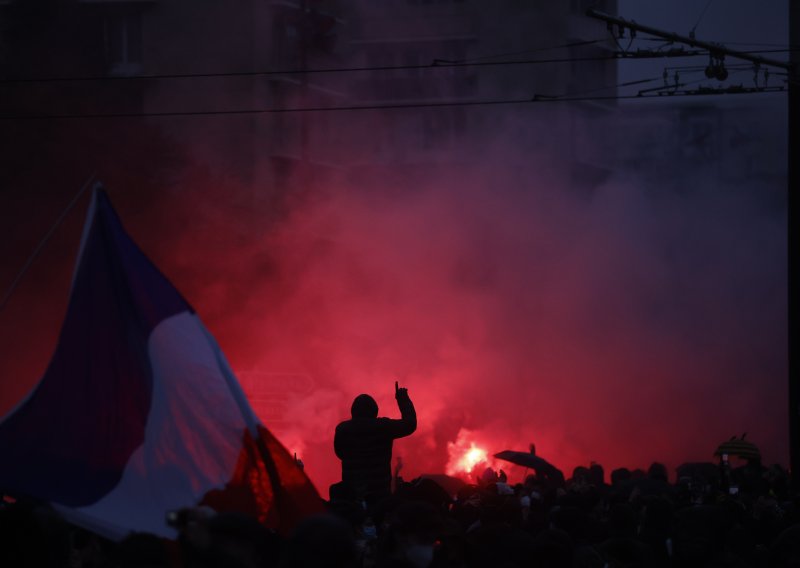 Masovni prosvjedi u Francuskoj prerasli u sukobe s policijom: Na ulicama više od 400.000 ljudi