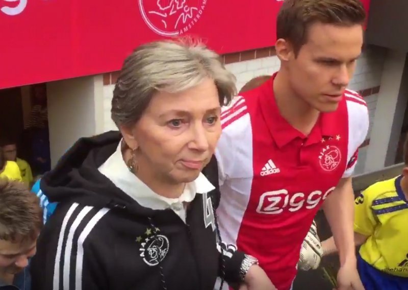 Igrači Ajaxa izašli na teren držeći za ruku svoje mame!