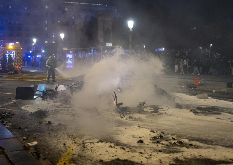 Kaos na ulicama Barcelone: Maskirani prosvjednici palili i pljačkali, uhićeno 100 osoba