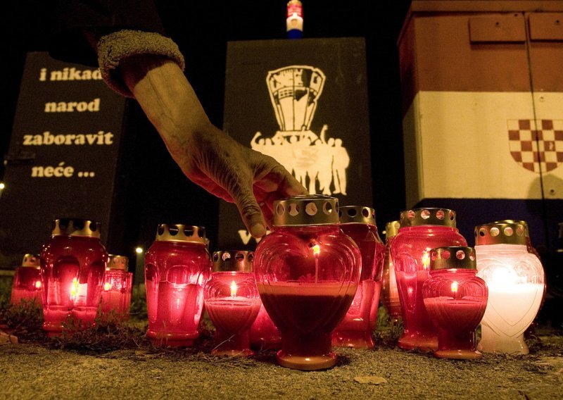 Svijeće za žrtve Vukovara gore diljem Hrvatske