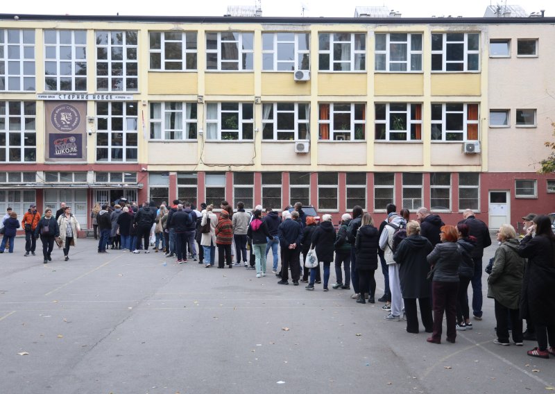 Redovi od ranog jutra u Srbiji: Vučićev SNS i studentski pokret u ključnoj izbornoj utrci, oglasili se bivši policajci