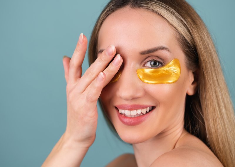 Mislile ste da ih nosite ispravno? Mali beauty detalj oko kojeg se na TikToku vodi pravi rat