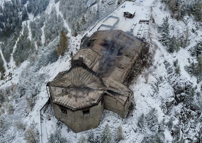 Nove fotografije iz zraka otkrile razmjere štete na Orlovom gnijezdu: Krov se urušio, dim se i dalje širi
