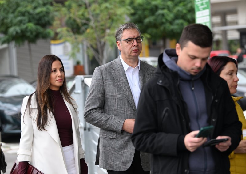 FOTO I Vučić među biračima: Sa suprugom čekao u redu na glasanje