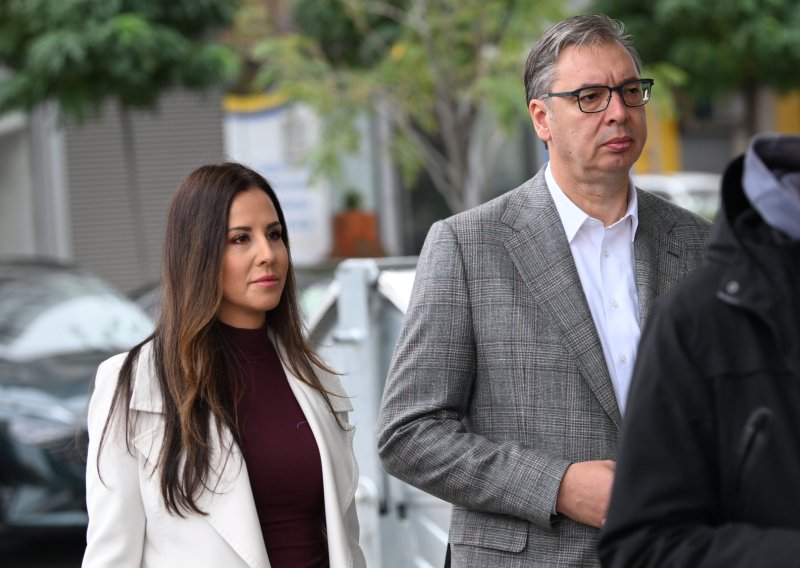 FOTO I Vučić među biračima: Sa suprugom čekao u redu na glasanje