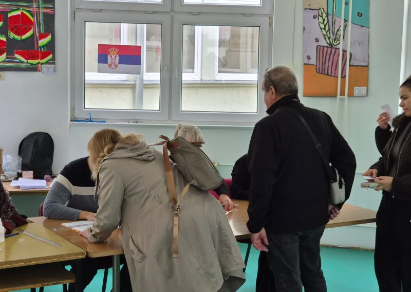 Velika izlaznost na izborima u Srbiji: Objavljeno koliko je građana glasalo do podneva