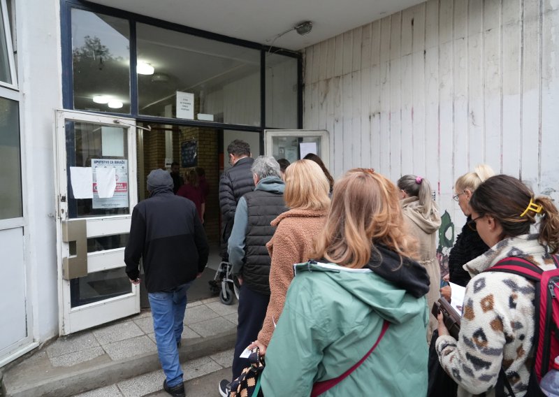 Izborni dan u Srbiji počeo incidentima: Maskirani ljudi upali na biralište, članica odbora dobila šamar