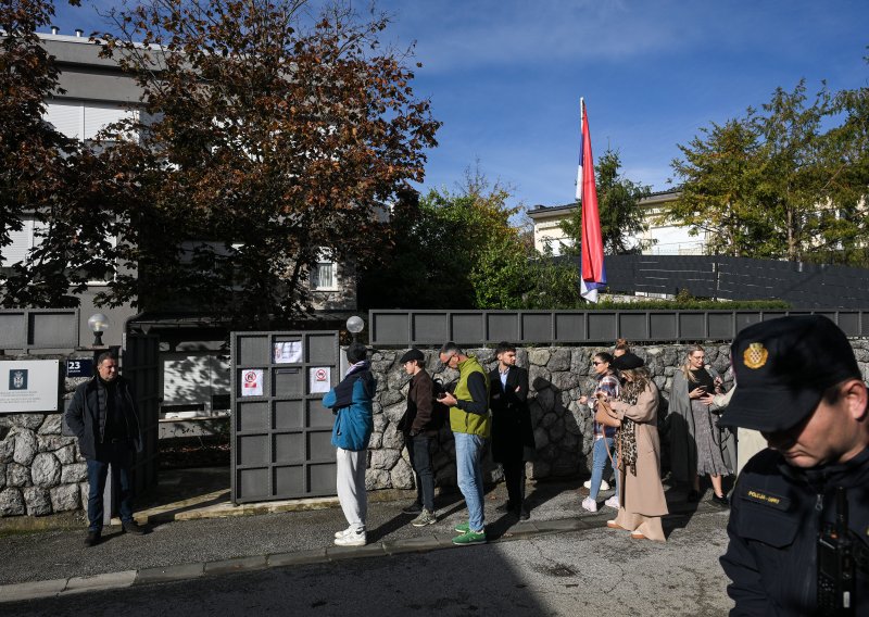 VIDEO Redovi kao nikad prije? Srpska dijaspora satima čeka na glasovanje, gužve i u Zagrebu