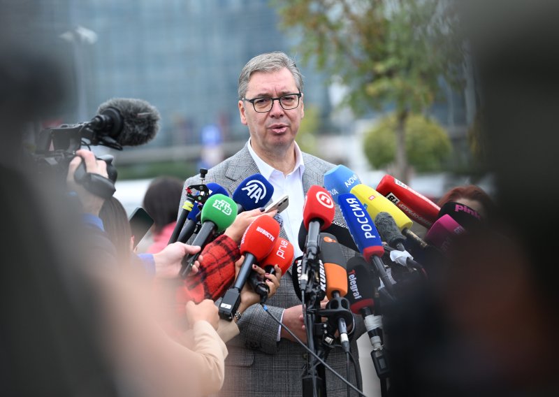 FOTO Vučić se obrušio na hrvatske novinare nakon glasovanja: 'Znate li vi uopće čitati?'
