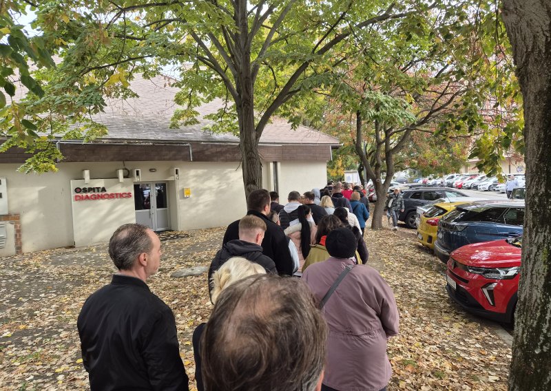 Drama na biračkom mjestu u Beogradu: Opkolili promatračicu, vrijeđali je, a onda joj podmetnuli dokumente