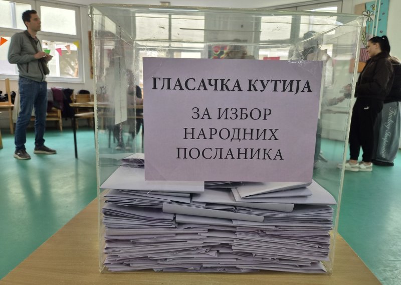 Nepravilnosti u Srbiji: Bugarski vlak, autobusi iz RS-a i sumnje na kupovinu glasova