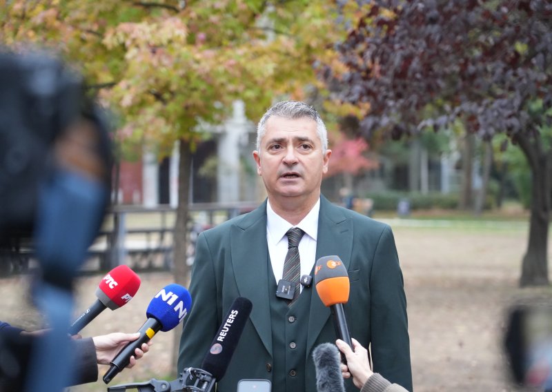 FOTO Vučićev glavni izazivač glasovao pa najavio važno obraćanje: 'Večeras ćemo reći što dalje'