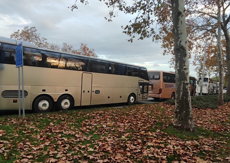U Novom Pazaru viđeni autobusi Republike Srpske: Uvoze li se glasači u Srbiju?