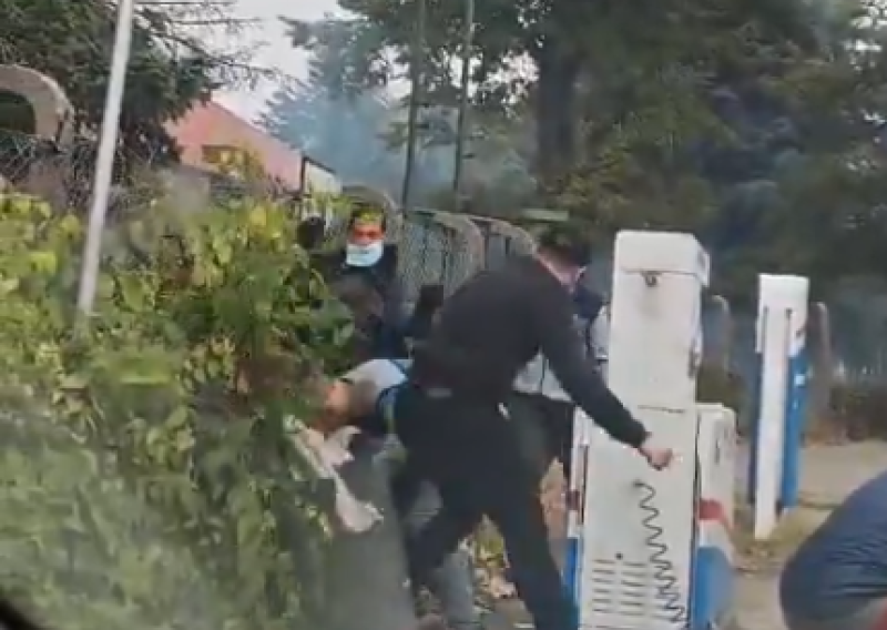 [VIDEO] Motkama i bakljama nasrnuli na mladiće u Pančevu