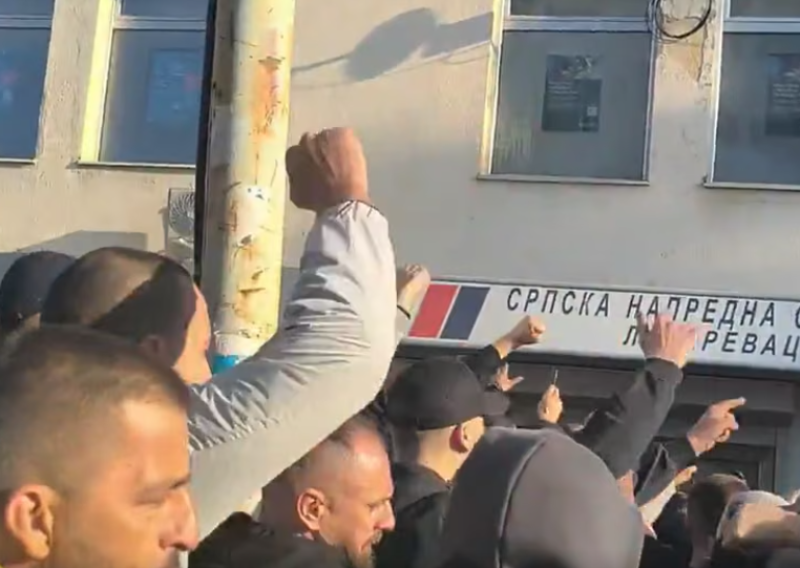 VIDEO Drama u Lazarevcu: Fizički sukob ispred SNS-a, građani okružili stranačke prostorije