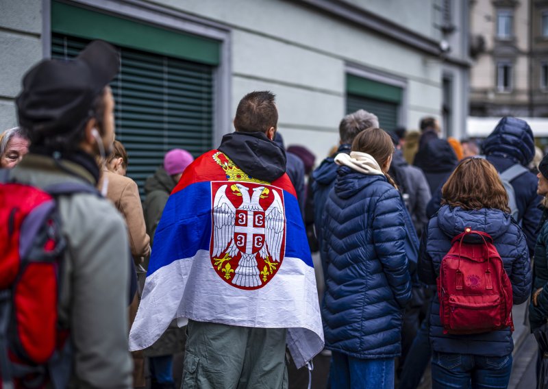 Srbija masovno izlazi na izbore: Može li se ponoviti godina u kojoj je pao Milošević?