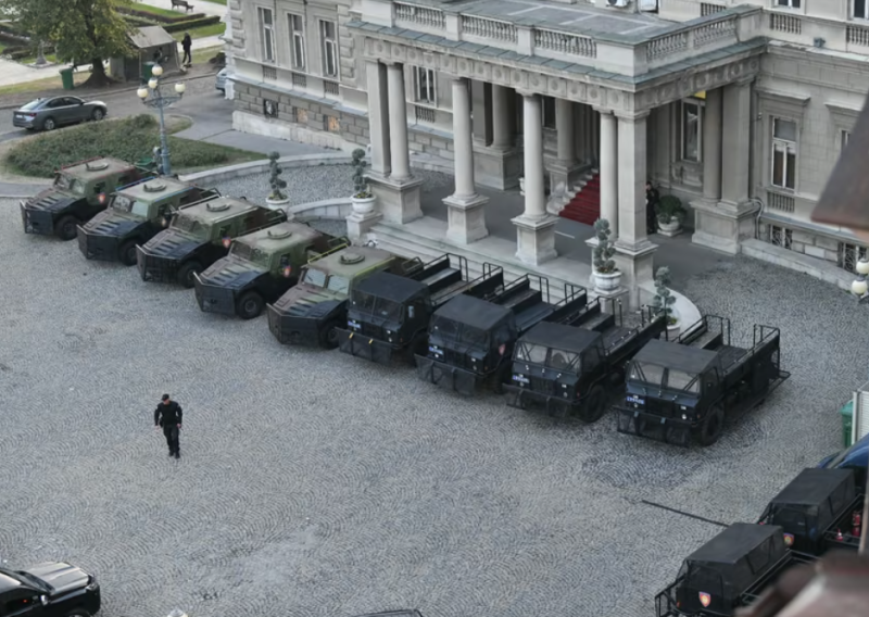 VIDEO Specijalna vozila za razbijanje prosvjeda stigla u središte Beograda: Snimljena i velika kolona