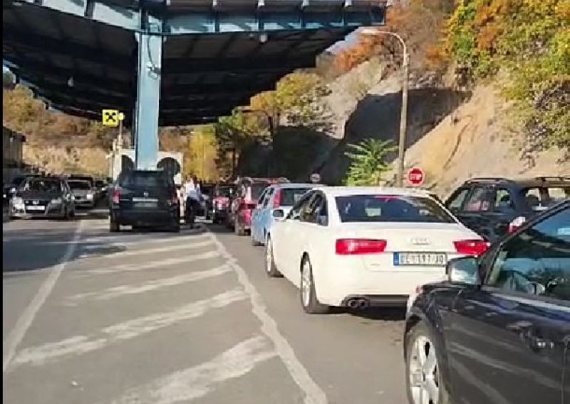 Kaos na granici Kosova i Srbije: Kolone duge pet kilometara, građani izlaze iz automobila i pješice idu na glasanje
