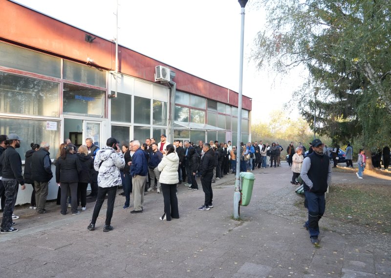 Nevjerojatna scena na izborima u Srbiji: Žena prije glasanja pitala gdje može podignuti 5000 dinara 'za Vučića'