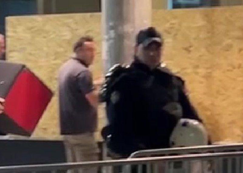 Beograd se sprema za neizvjesnu izbornu noć: Trgovci zabijaju drvene ploče na izloge, policija blokirala ulice