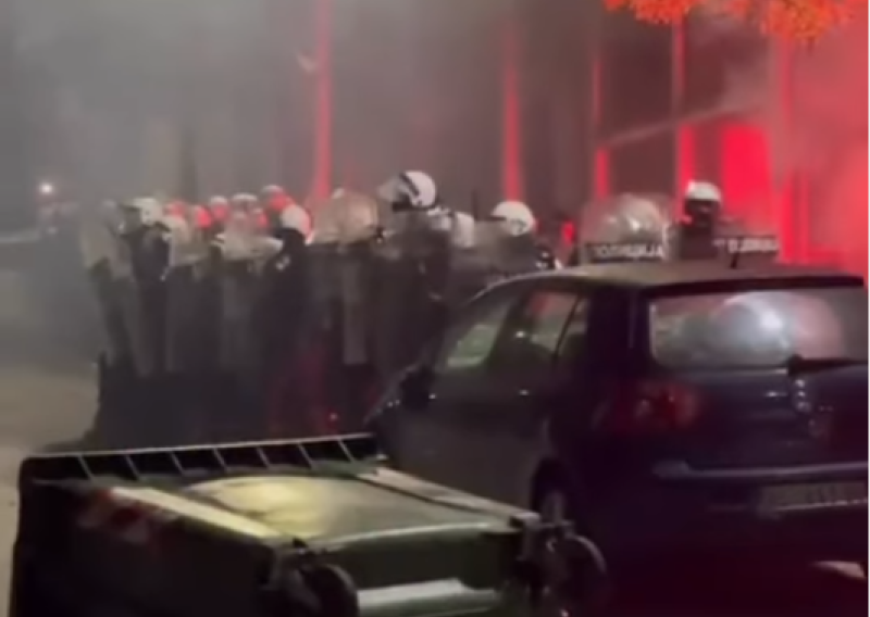 VIDEO Napeto u Lazarevcu: Policija osigurava SNS nakon poveće tučnjave