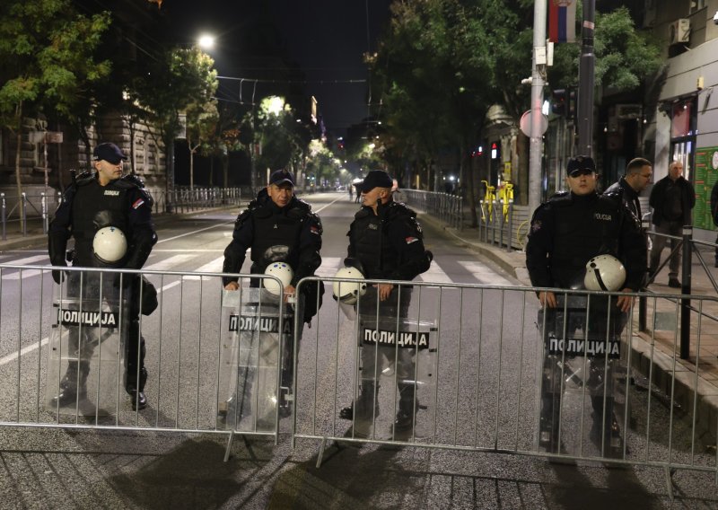 Nakon mjeseci sukoba i represije, potpuno drukčije scene u Beogradu: Građani grle policajce