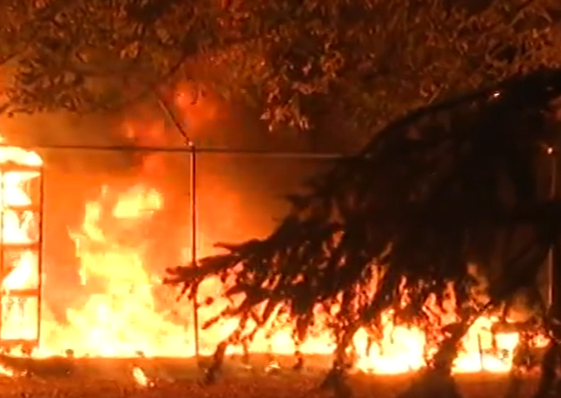 VIDEO Građani ušli u park, srušili šatore i zapalili ih