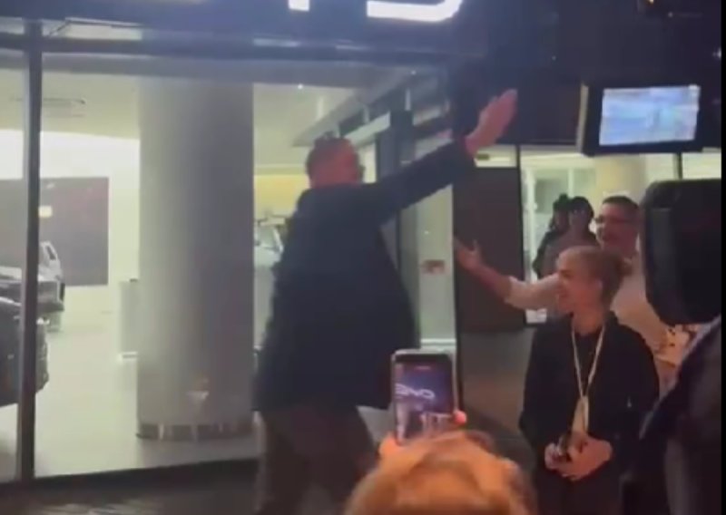 Legendarni srpski košarkaš euforično slavio Vučićev poraz na ulicama Beograda: Pogledajte ove scene