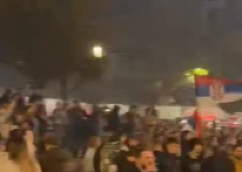 VIDEO Pogledajte kako Beograd slavi: Na Slaviji se pleše kolo