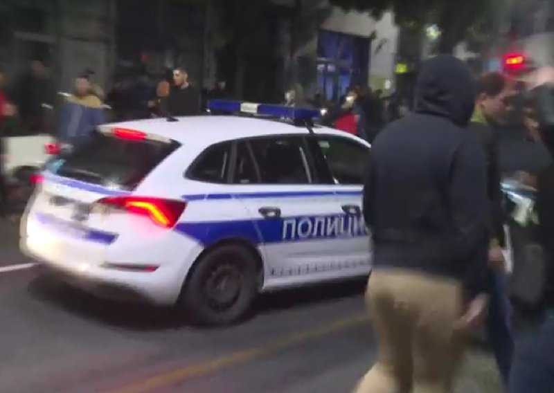 Bijesni građani u Beogradu napali policiju: Pogledajte snimke povlačenja žandarmerije
