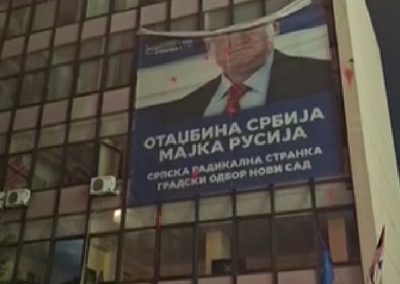 Neviđene scene u Novom Sadu nakon Vučićeva poraza: Pogledajte kako su građani skinuli veliki plakat ratnog zločinca Šešelja